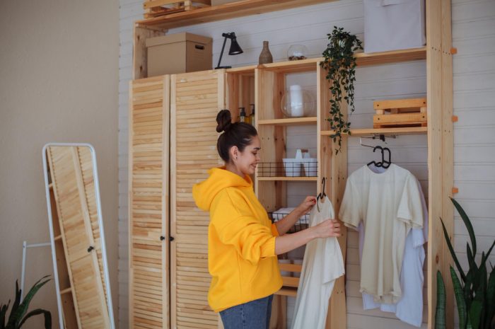 Garderoba capsulă în stil scandinav – minimalism și funcționalitate