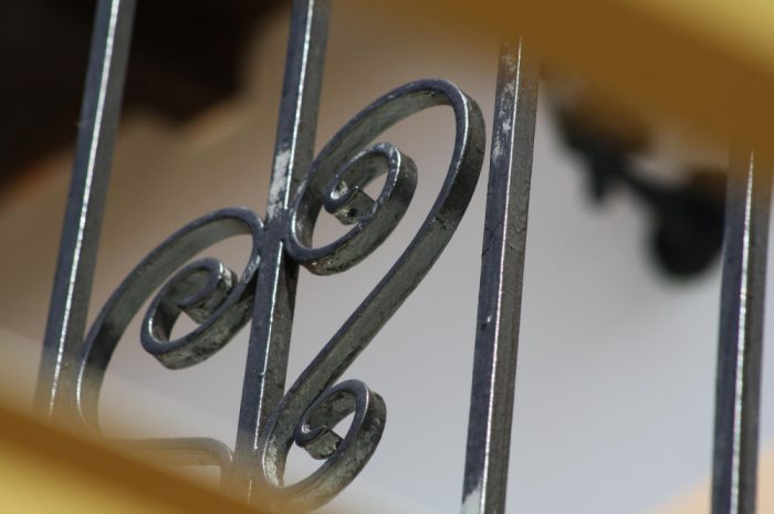 Cum să îți personalizezi balconul cu mobilier din metal forjat