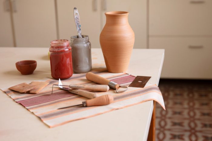 Atelier de ceramică acasă cu kituri pre-glazurate