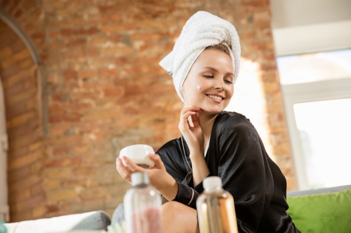 Cum să îți îngrijești pielea cu ajutorul unui exfoliant natural