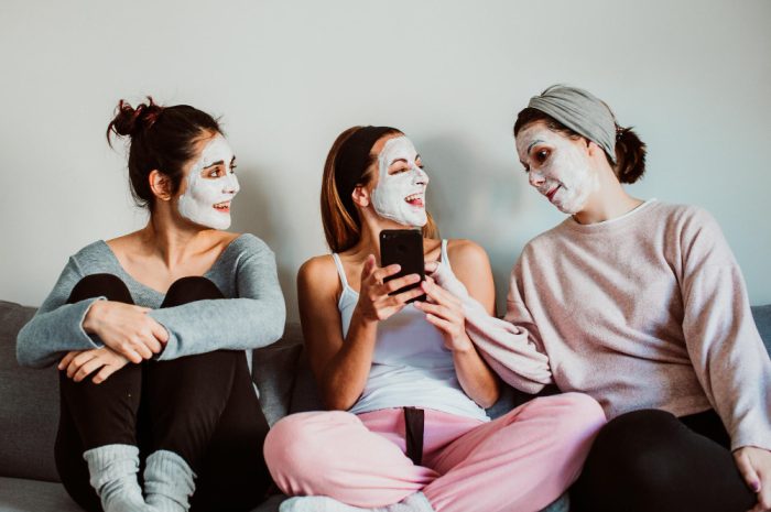Campus skincare: ritual minimalist pentru studenți cu buget redus