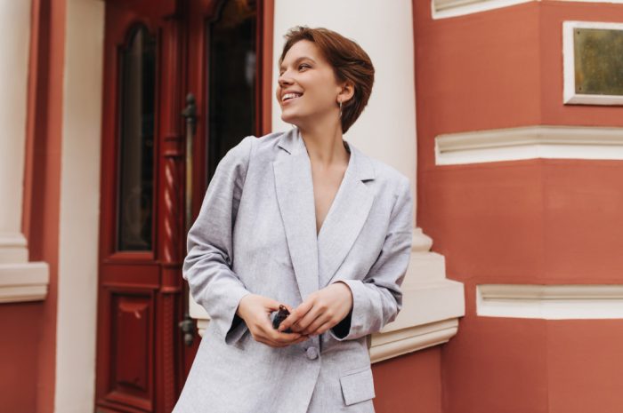 5 moduri de a purta un sacou lung în ținute casual și elegante
