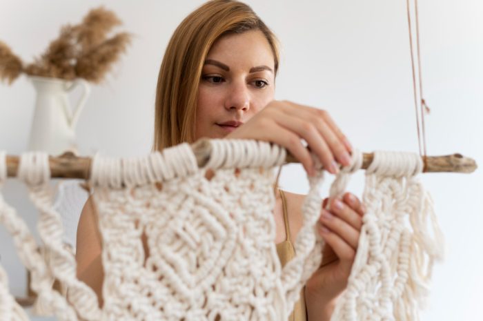 Cum să porți piese cu franjuri într-un mod modern