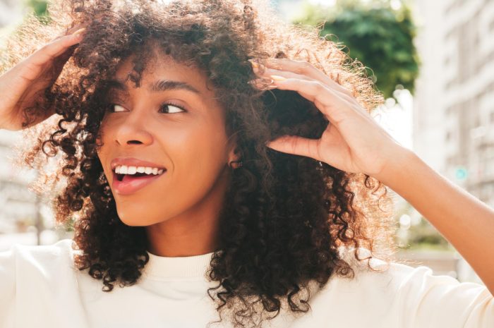 Cum să-ți îngrijești părul creț pentru definire și hidratare perfectă