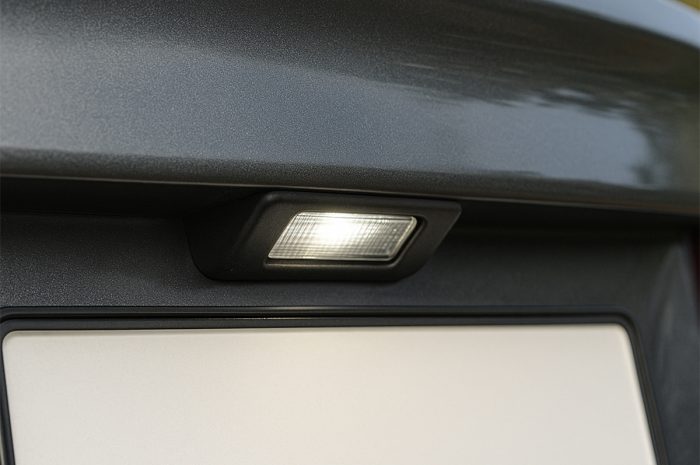 Iluminare eficienta pentru siguranta si vizibilitate: rolul esential al lampilor pentru numarul de inmatriculare