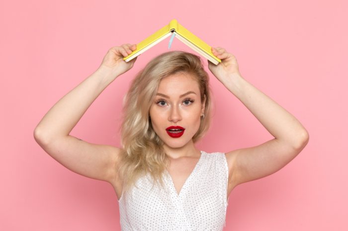 Cum să scoți guma de mestecat lipită pe haine sau în păr