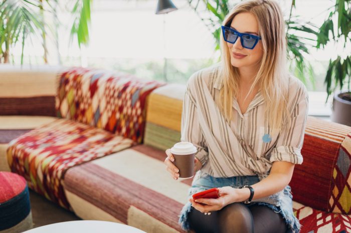 Ce porți în weekend dacă vrei un look relaxat și actual